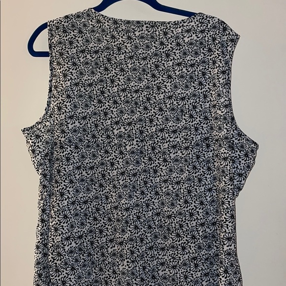 Sleeveless lined V neck top - Picture 3 of 4